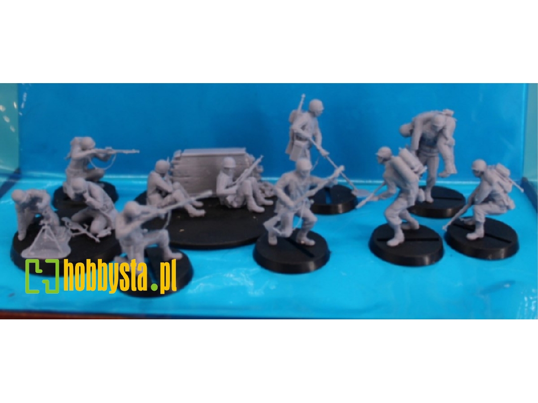 12 Us Soldiers Attacking With Extras - image 1