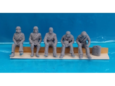 5 Italian Tank Soldiers Sitting - image 1