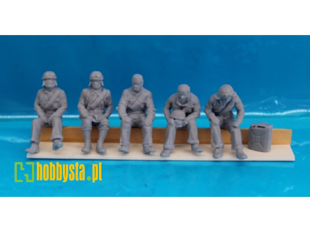 5 Italian Tank Soldiers Sitting - image 1