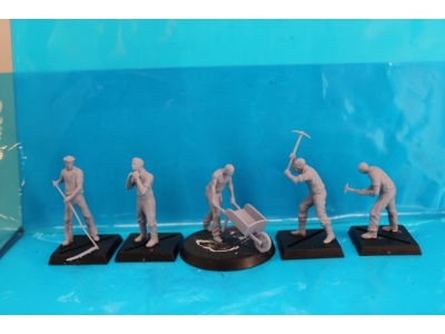 19 Workers And Accessories - image 1