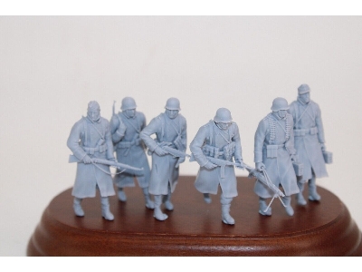 German Soldiers Walking In Winter Coat (6 Figures) - image 1