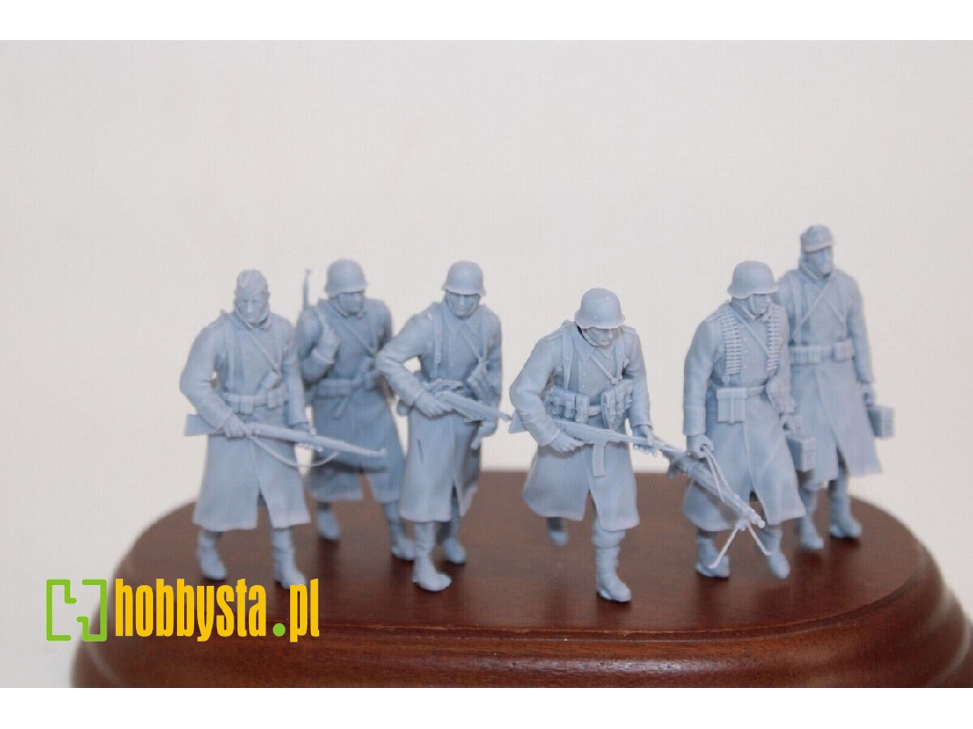 German Soldiers Walking In Winter Coat (6 Figures) - image 1