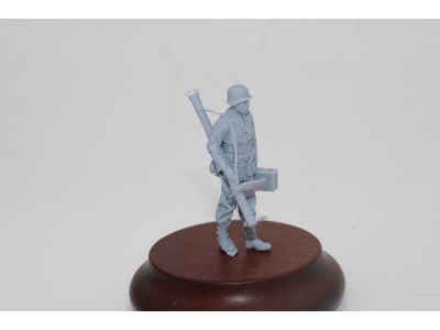 German Wwii Tank Hunter Standing With Panzerschreck And Ammo Box - image 1