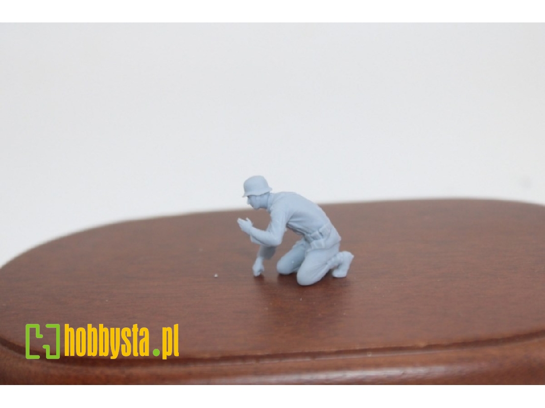 German Wwii 8 Cm Granatwerfer Crewmember - image 1