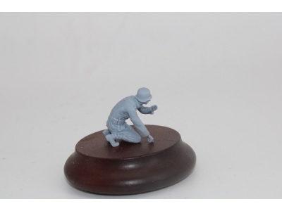 German Wwii 8 Cm Granatwerfer Crewmember - image 2