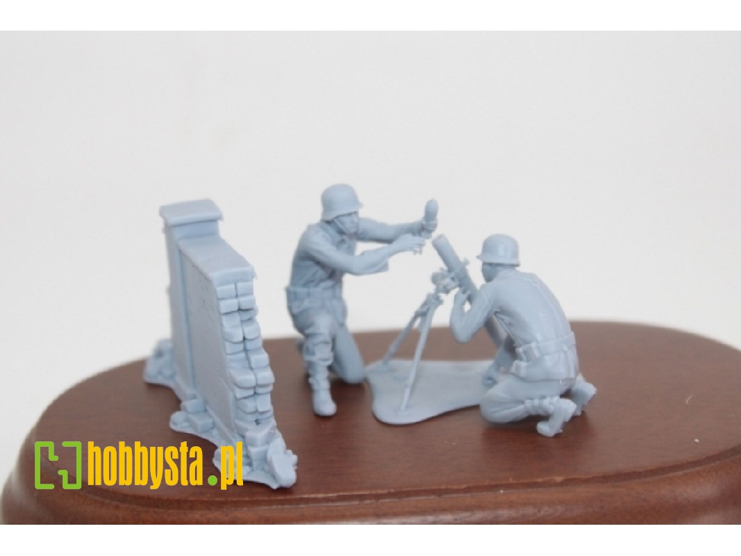 German Wwii Mortar Crew With 8 Cm Granatwerfer And Wall - image 1