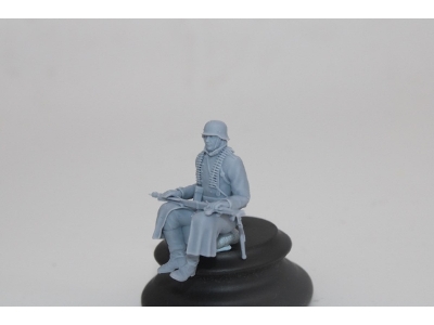 German Soldier Sitting In Greycoat With Mg42 - image 2