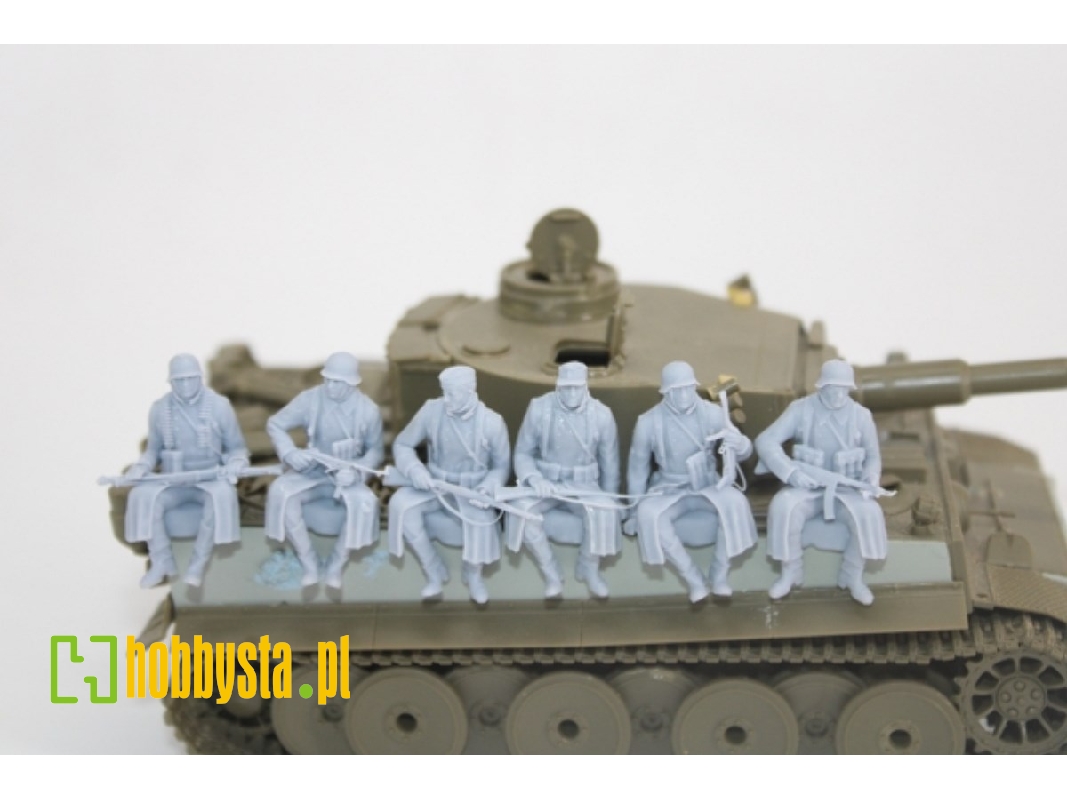 German Wwii Soldiers Sitting In Greycoat (6 Figures) - image 1