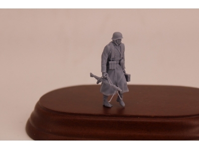 German Soldier Walking In Greycoat With Mg 42 And 1 Ammo Box - image 1