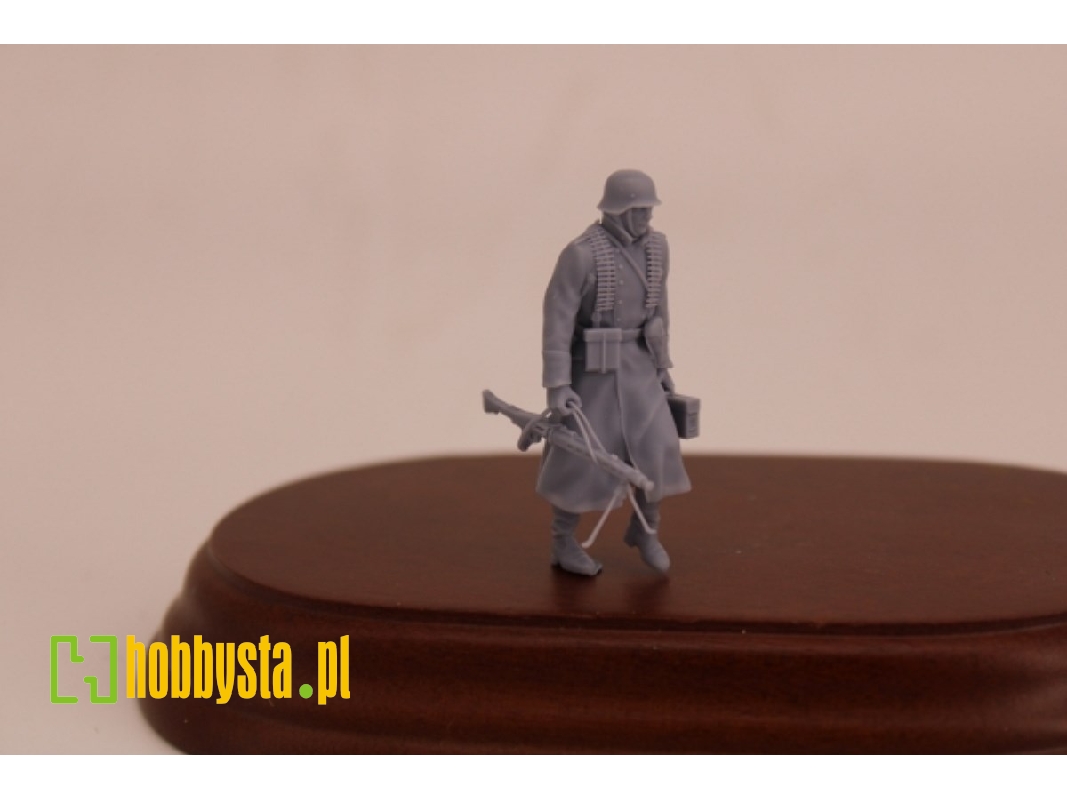 German Soldier Walking In Greycoat With Mg 42 And 1 Ammo Box - image 1
