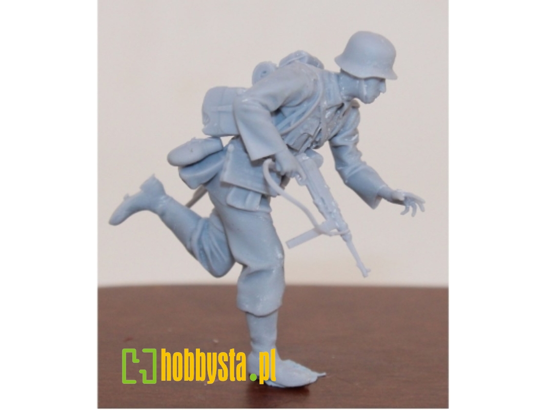 Unteroffizier Laufend Mit Mp 40 - image 1