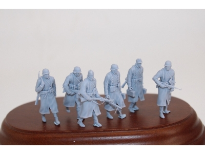 German Soldiers Walking In Wintercoat (6 Figures) - image 1