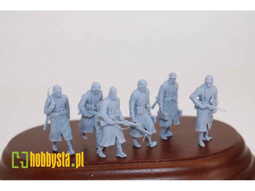 German Soldiers Walking In Wintercoat (6 Figures) - image 1