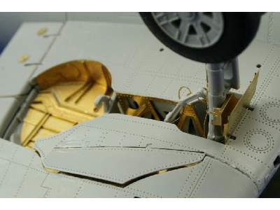 F6F-5 undercarriage 1/32 - Trumpeter - image 4