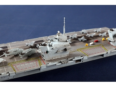 Hms Queen Elizabeth Aircraft Carrier - image 18