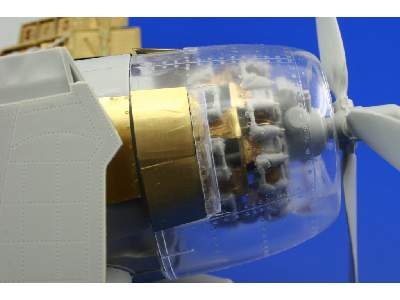 F6F-5 engine 1/32 - Trumpeter - image 2