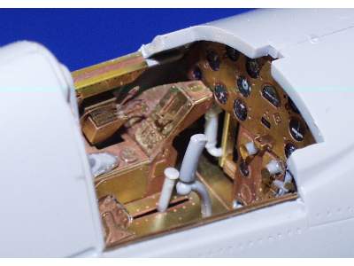 F4U-4 interior 1/32 - Trumpeter - image 9