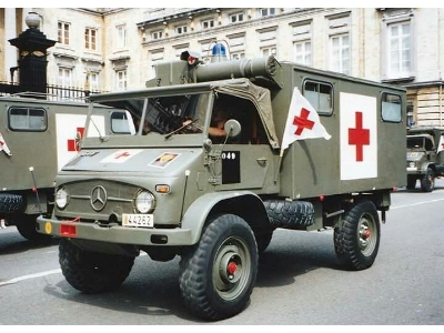 Unimog S 404 Krankenwagen - image 7