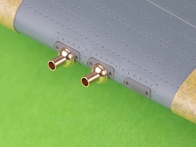 Curtiss P-40 L, N Early - 4 X Browning .50 Blast Tubes With Adapter & Gunsight & Pitot Tube (For Eduard) - image 2