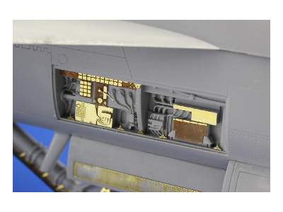 F/ A-18E avionic bay 1/32 - Trumpeter - image 2