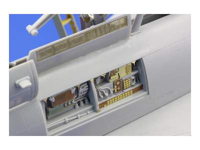 F/ A-18E avionic bay 1/32 - Trumpeter - image 3