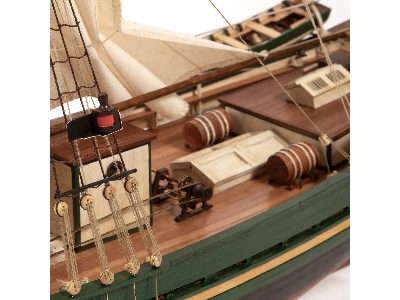 Gjøa Model Ship: Amundsen's Arctic Vessel - image 12