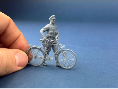 British Army Cyclist Walking With His Bicycle (1 Figure / 3d-printed) - image 2