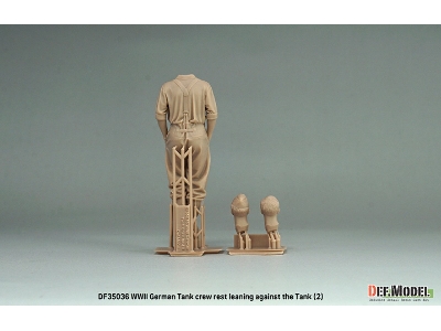 German Wwii Tank Crew - Rest Leaning Front Of Tiger I No.2 (1 Figure With 2 Heads / 3d-printed) - image 3