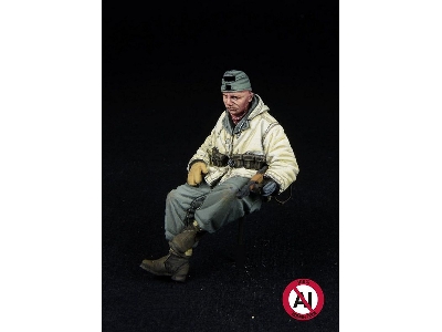 German Wwii Waffen Ss Soldier Sitting (Winter 1943-1945 / 2 Figures) - image 1