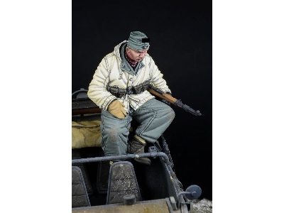 German Wwii Waffen Ss Soldier Sitting (Winter 1943-1945 / 2 Figures) - image 2