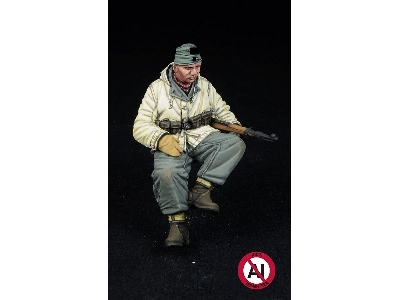 German Wwii Waffen Ss Soldier Sitting (Winter 1943-1945 / 2 Figures) - image 4