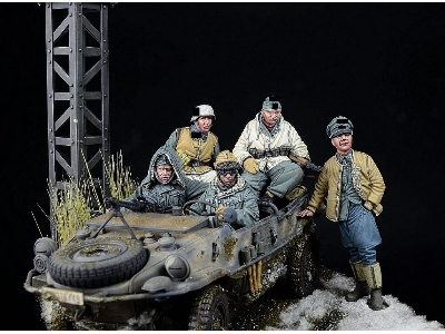 Platz Der Leibstandarte - Kharkov 1943 (Fritz Witt & Schwimm Crew / 5 Figures) - image 2