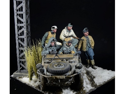 Platz Der Leibstandarte - Kharkov 1943 (Fritz Witt & Schwimm Crew / 5 Figures) - image 3
