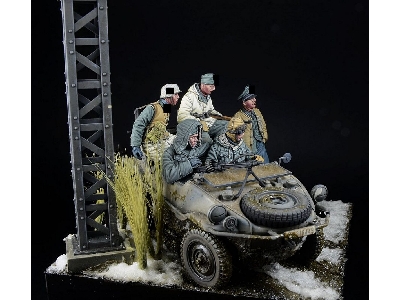 Platz Der Leibstandarte - Kharkov 1943 (Fritz Witt & Schwimm Crew / 5 Figures) - image 4