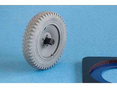 Sd.Kfz. 250 Uncommon Off-road 2 Front Wheels (For Das Werk Kits) - image 2