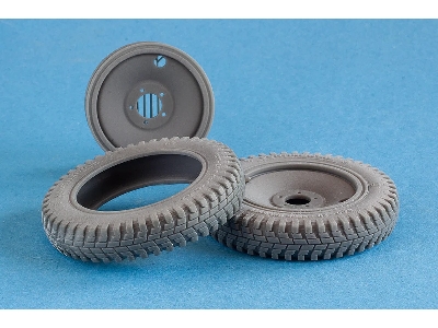 Sd.Kfz. 250 - Uncommon Off-road Spare Kit (For Das Werk Kits) 1 Spare, 1 Tyre, 1 Rim - Das Werk - image 2