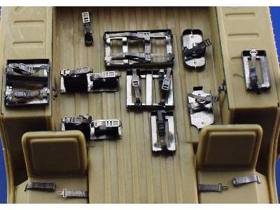 M-1025 interior 1/35 - Academy Minicraft - image 2