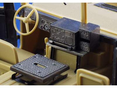 M-1025 interior 1/35 - Academy Minicraft - image 3