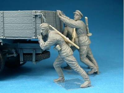 GAZ-AAA Mod. 1943 Cargo Truck w/5 figures - image 8