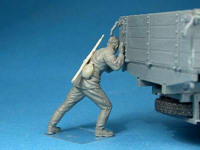 GAZ-AAA Mod. 1943 Cargo Truck w/5 figures - image 10