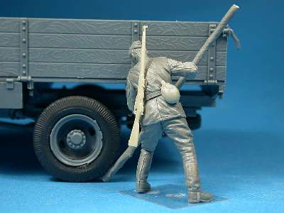 GAZ-AAA Mod. 1943 Cargo Truck w/5 figures - image 12