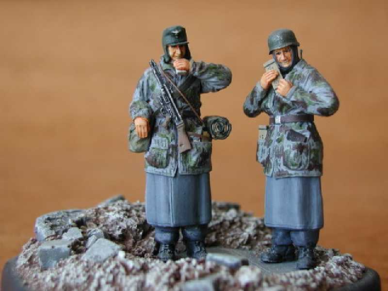 German Infantry Ardennes (2 fig.) - image 1