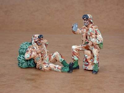US Army modern soldiers at rest (2 fig.) - image 1