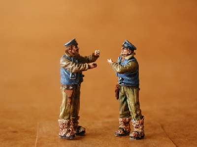 Russian Pilots - winter WW II (2 fig.) - image 1