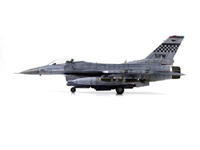 F-16CG (Block 40) Limited Edition - image 3