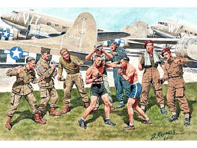 Friendly boxing match - British and American paratroopers - image 1