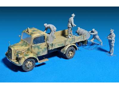 Mercedes-Benz 1500A Cargo Truck w/figures - image 9