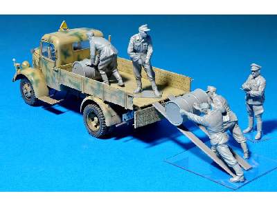 Mercedes-Benz 1500A Cargo Truck w/figures - image 10