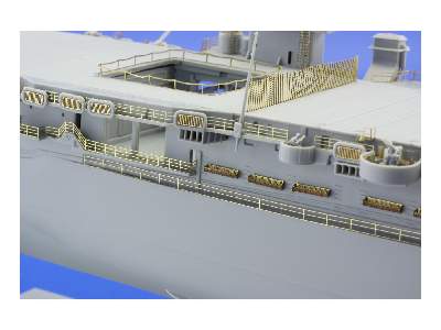 USS CVL-22 Independence 1/350 - Dragon - image 9