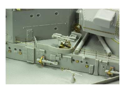 Bismarck part 2 - front area 1/200 - Trumpeter - image 7